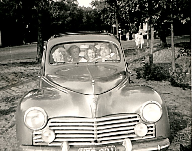 car-princess3-1954.png - from left: Mrs Runciman, my Grandma Phyllis, Mom and Dad ..